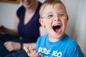 Ein Junge Lacht - in der Praxis für Sprachtherapie Alexandra Fröhlich