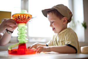 Ein junge spielt - in der Praxis für Sprachtherapie Alexandra Fröhlich