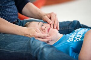 Ein junge wird massiert - in der Praxis für Sprachtherapie Alexandra Fröhlich
