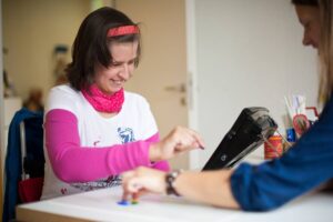 Ein lachendes Mädchen - in der Praxis für Sprachtherapie Alexandra Fröhlich