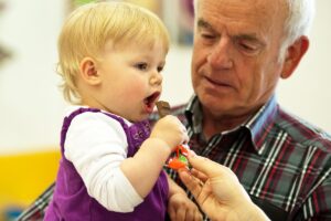 Kleinkind isst einen Schokoriegel in der Praxis für Sprachtherapie Alexandra Fröhlich